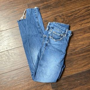 Skinny jeans with frayed ankles.